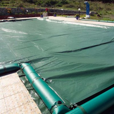 piscina rettangolare con scala recessa e copertura invernale