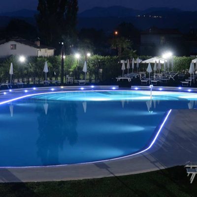 piscina ludica a forma libera per il relax della clientela illuminata di notte