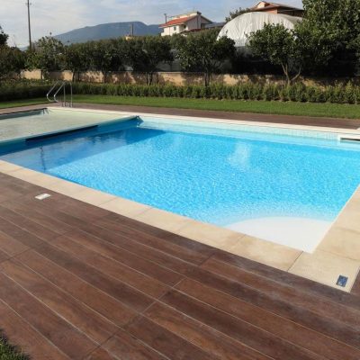 piscina skimmer con scalinata, telo bianco e copertura