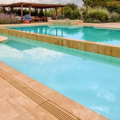 piscina a livelli diversi e pvc color sabbia