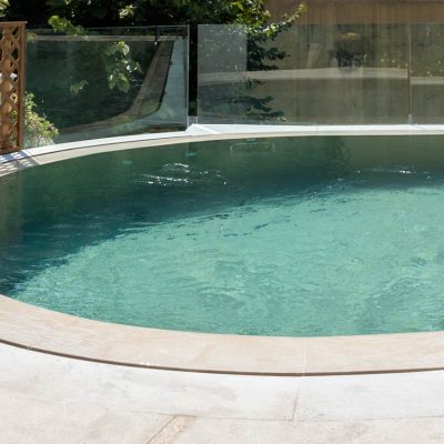 piscina con sfioro trilogy a forma libera color sabbia