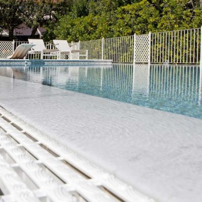 piscina a sfioro con mosaico e trampolino