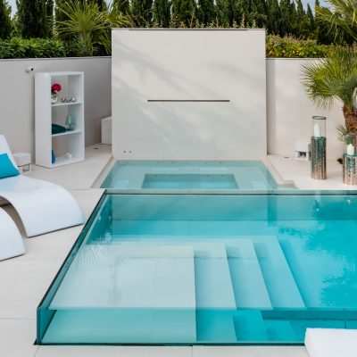 Realizzazione di una piscina con bordo a sfioro Crystal Piscine