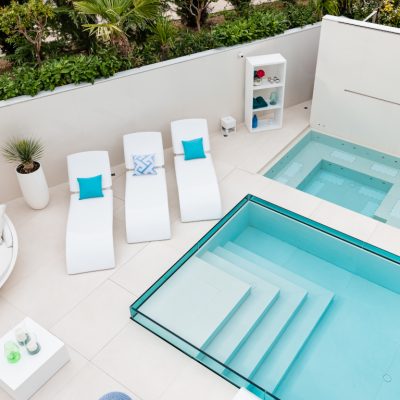 Realizzazione di una piscina con bordo a sfioro Crystal Piscine