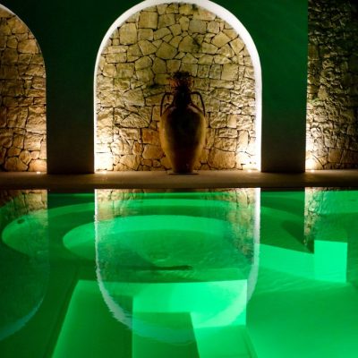 area idromassaggio in piscina con illuminazione notturna