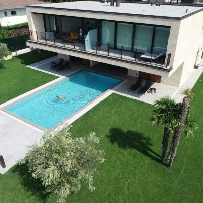 piscina per casa di design con scala e sfioro