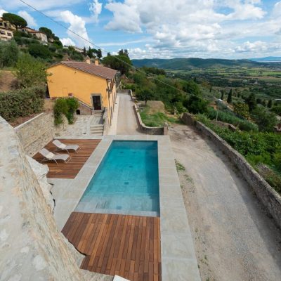 piscina rettangolare in pietra naturale