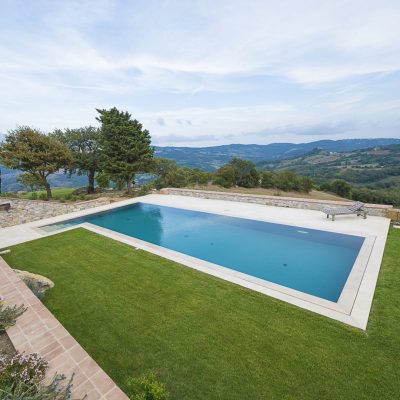 piscina rettangolare con scala, sfioro a fessura trilogy, color grigio