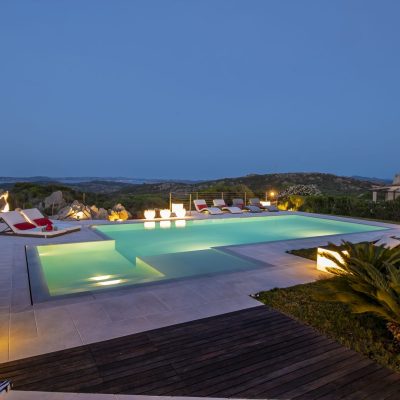 piscina con illuminazione notturna