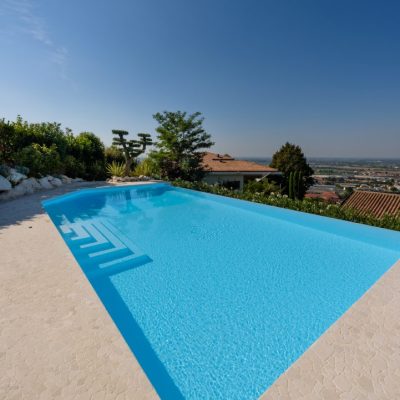 Piscina con cascata rivestita di pvc bianco