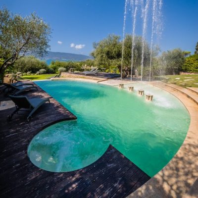 Piscina con area idromassaggio e fontane