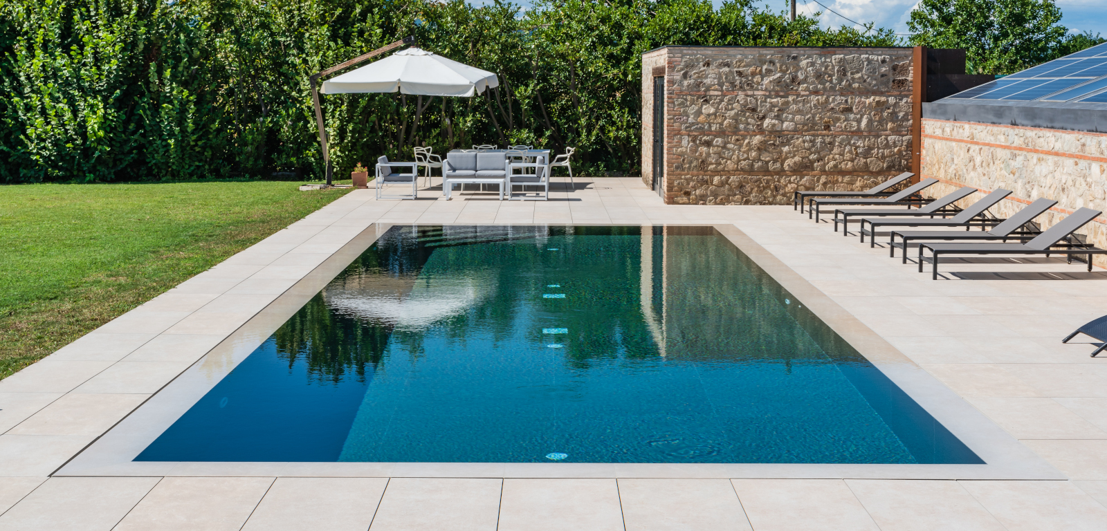 Foto: Piscina a Sfioro Telo Nero di Mrs Water Srl #190141