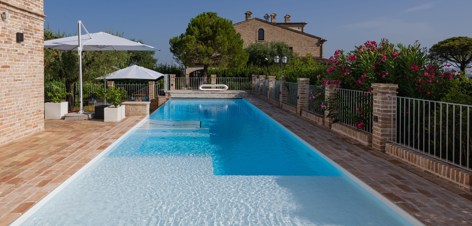 Piscina con bordo a sfioro e telo bianco